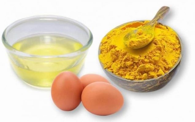 Bột nghệ + lòng trắng trứng Bột nghệ + lòng trắng trứng